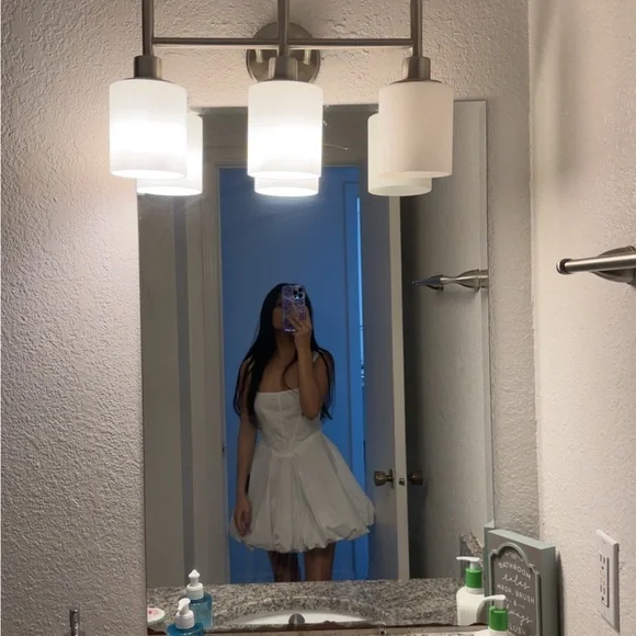 Elegant White Sleeveless Dress - Picture 2 of 2